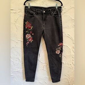 Silver Jeans Black Floral Embroidered Women Jeans
